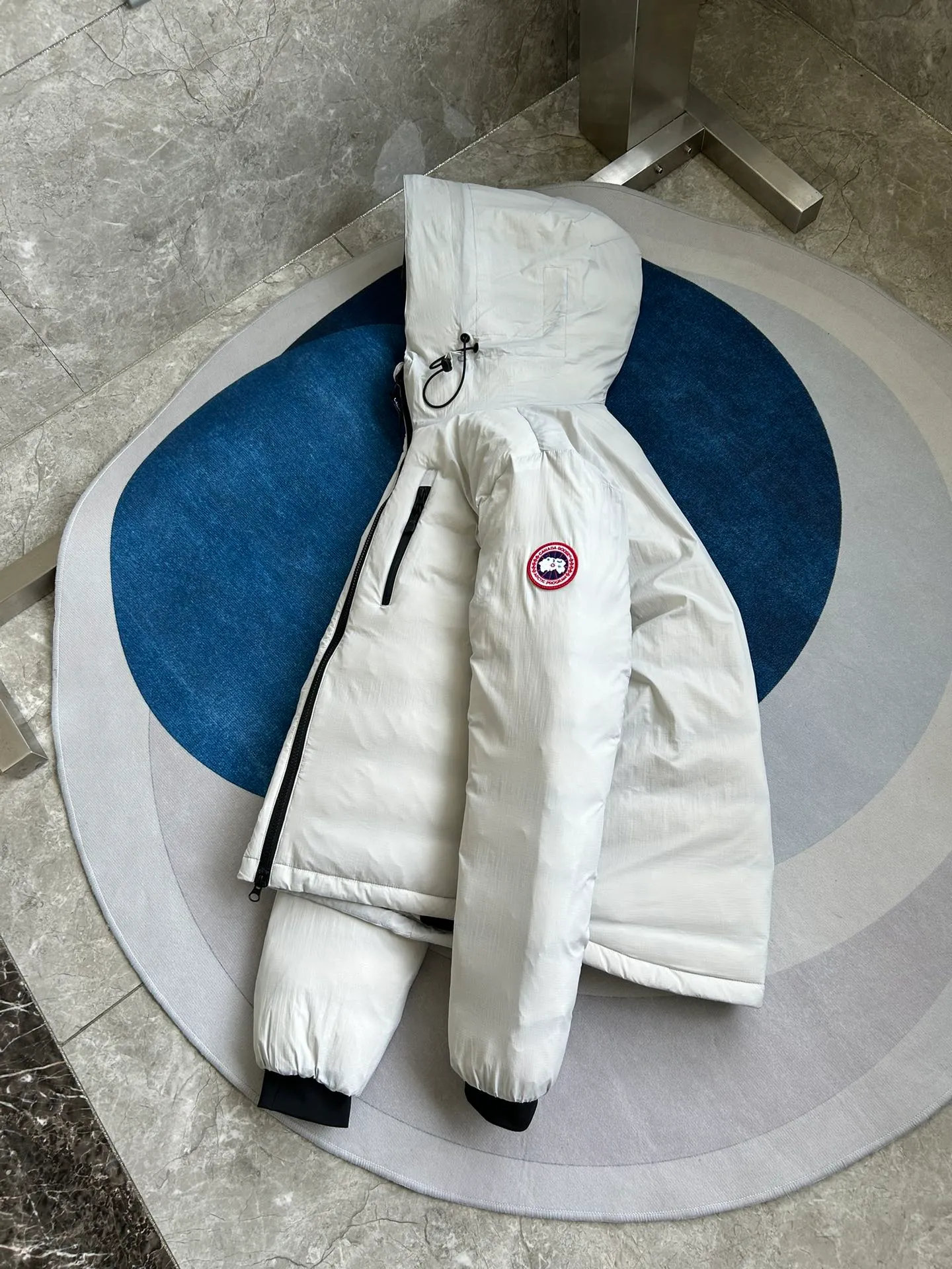 P940 5078M Lodge men's short hooded lightweight style. Color: white. Sizes: S M L XL XXL.